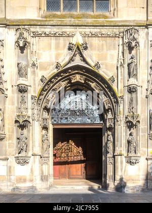 Extravagantes Westportal im gotischen Stil 15/16C der Église Saint-Nicolas-des-Champs, Paris 3, Frankreich. Stockfoto