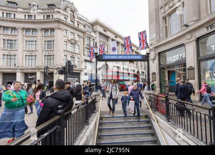 U-Bahn-Station Oxford Circus - Menschen am Eingang während der Platinum Jubilee-Feierlichkeiten, Oxford Circus London UK Stockfoto