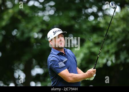 ST ALBANS, ENGLAND - 09. JUNI: Graeme McDowell aus Nordirland schlägt am ersten Tag des LIV Golf Invitational im Centurion Club am 9. Juni 2022 in St. Albans, England, auf dem 4.-Loch ab. (MB-Medien) Stockfoto