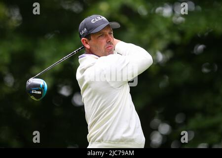 ST ALBANS, ENGLAND - 09. JUNI: Charl Schwartzel aus Südafrika schlägt am ersten Tag des LIV Golf Invitational im Centurion Club am 9. Juni 2022 in St. Albans, England, auf dem 4.-Loch ab. (MB-Medien) Stockfoto
