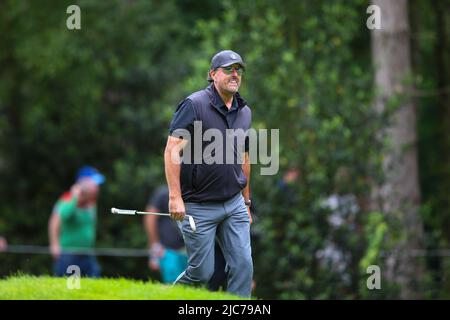 ST ALBANS, ENGLAND - 09. JUNI: Phil Mickelson aus den Vereinigten Staaten läuft am ersten Tag des LIV Golf Invitational im Centurion Club am 9. Juni 2022 in St. Albans, England, die 3. Löcher entlang. (MB-Medien) Stockfoto