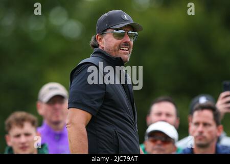 ST ALBANS, ENGLAND - 09. JUNI: Phil Mickelson aus den Vereinigten Staaten schaut am ersten Tag des LIV Golf Invitational im Centurion Club am 9. Juni 2022 in St Albans, England. (MB-Medien) Stockfoto