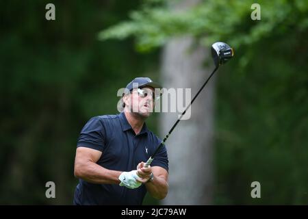 ST ALBANS, ENGLAND - 09. JUNI: Phil Mickelson aus den Vereinigten Staaten schlägt am ersten Tag des LIV Golf Invitational im Centurion Club am 9. Juni 2022 in St. Albans, England, auf dem 3.-Loch ab. (MB-Medien) Stockfoto