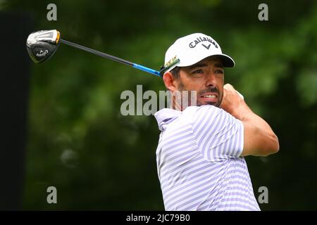ST ALBANS, ENGLAND - 09. JUNI: Pablo Larrazabal aus Spanien schlägt am ersten Tag des LIV Golf Invitational im Centurion Club am 9. Juni 2022 in St. Albans, England, auf dem 4.-Loch ab. (MB-Medien) Stockfoto