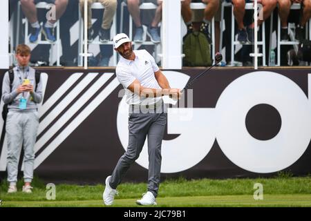 ST ALBANS, ENGLAND - 09. JUNI: Dustin Johnson aus den Vereinigten Staaten schlägt am ersten Tag des LIV Golf Invitational im Centurion Club am 9. Juni 2022 in St. Albans, England, auf dem 1.-Loch ab. (MB-Medien) Stockfoto