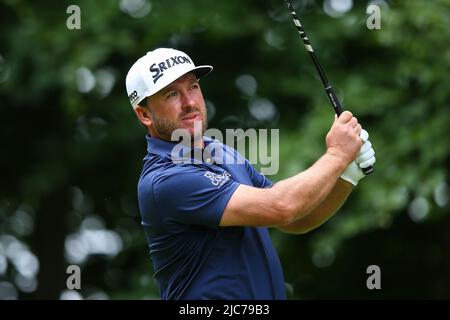 ST ALBANS, ENGLAND - 09. JUNI: Graeme McDowell aus Nordirland schlägt am ersten Tag des LIV Golf Invitational im Centurion Club am 9. Juni 2022 in St. Albans, England, auf dem 4.-Loch ab. (MB-Medien) Stockfoto