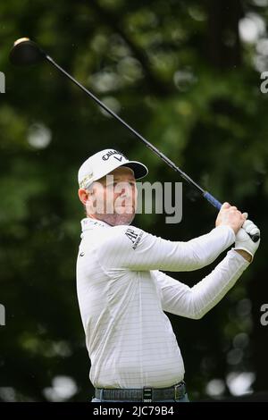 ST ALBANS, ENGLAND - 09. JUNI: Branden Grace aus Südafrika schlägt am ersten Tag des LIV Golf Invitational im Centurion Club am 9. Juni 2022 in St. Albans, England, auf dem 4.-Loch ab. (MB-Medien) Stockfoto
