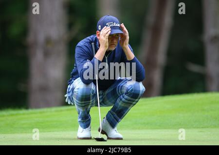 ST ALBANS, ENGLAND - 09. JUNI: Ian Poulter aus England legt am ersten Tag des LIV Golf Invitational im Centurion Club am 9. Juni 2022 in St. Albans, England, einen Putt auf das 3. Green an. (MB-Medien) Stockfoto