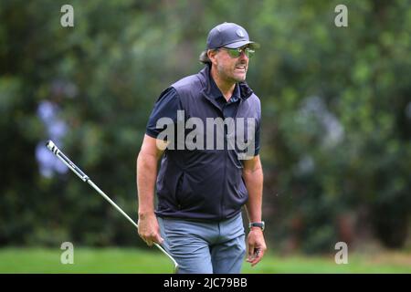 ST ALBANS, ENGLAND - 09. JUNI: Phil Mickelson aus den Vereinigten Staaten läuft am ersten Tag des LIV Golf Invitational im Centurion Club am 9. Juni 2022 in St. Albans, England, die 3. Löcher entlang. (MB-Medien) Stockfoto