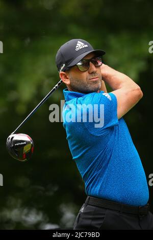 ST ALBANS, ENGLAND - 09. JUNI: Sergio Garcia aus Spanien schlägt am ersten Tag des LIV Golf Invitational am 9. Juni 2022 im Centurion Club in St. Albans, England, auf dem 4.-Loch-Platz ab. (MB-Medien) Stockfoto