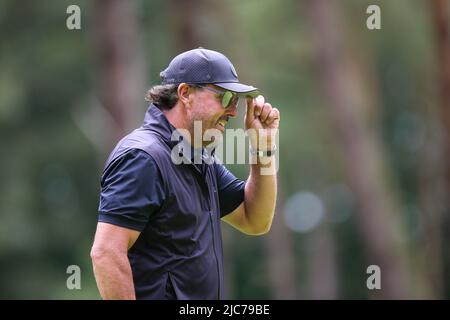 ST ALBANS, ENGLAND - 09. JUNI: Phil Mickelson aus den Vereinigten Staaten würdigt die Fans am ersten Tag des LIV Golf Invitational im Centurion Club am 9. Juni 2022 in St Albans, England. (MB-Medien) Stockfoto