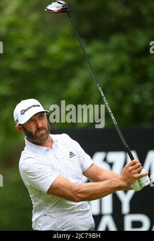 ST ALBANS, ENGLAND - 09. JUNI: Dustin Johnson aus den Vereinigten Staaten schlägt am ersten Tag des LIV Golf Invitational im Centurion Club am 9. Juni 2022 in St. Albans, England, auf dem 3.-Loch ab. (MB-Medien) Stockfoto