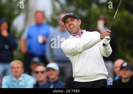 ST ALBANS, ENGLAND - 09. JUNI: Charl Schwartzel aus Südafrika schlägt am ersten Tag des LIV Golf Invitational im Centurion Club am 9. Juni 2022 in St. Albans, England, auf dem 17.-Loch ab. (MB-Medien) Stockfoto