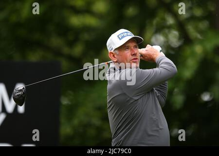 ST ALBANS, ENGLAND - 09. JUNI: Lee Westwood aus England schlägt am ersten Tag des LIV Golf Invitational am 9. Juni 2022 im Centurion Club in St. Albans, England, auf dem 4.-Loch ab. (MB-Medien) Stockfoto
