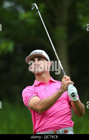 ST ALBANS, ENGLAND - 09. JUNI: Wade Ormsby aus Australien schlägt am ersten Tag des LIV Golf Invitational im Centurion Club am 9. Juni 2022 in St. Albans, England, auf dem 14.-Loch ab. (MB-Medien) Stockfoto