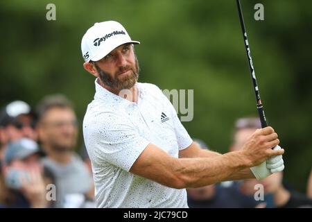 ST ALBANS, ENGLAND - 09. JUNI: Dustin Johnson aus den Vereinigten Staaten schlägt am ersten Tag des LIV Golf Invitational im Centurion Club am 9. Juni 2022 in St. Albans, England, auf dem 8.-Loch ab. (MB-Medien) Stockfoto