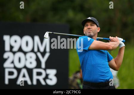 ST ALBANS, ENGLAND - 09. JUNI: Sergio Garcia aus Spanien schlägt am ersten Tag des LIV Golf Invitational am 9. Juni 2022 im Centurion Club in St. Albans, England, auf dem 14.-Loch-Platz ab. (MB-Medien) Stockfoto