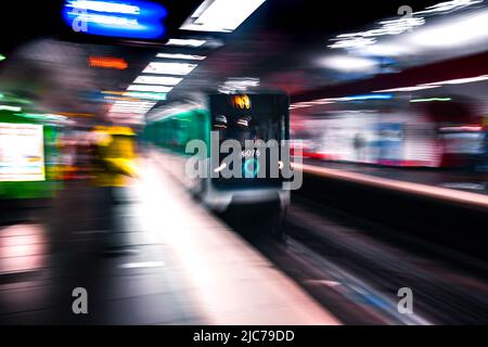 Lange Exposition der Beschleunigung U-Bahn-Zug - Paris, Frankreich. Stockfoto
