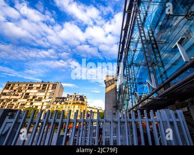 Verglaste Außenfassade des Hauptbahnhofs Gare Montparnasse, Paris 14, Frankreich. Stockfoto