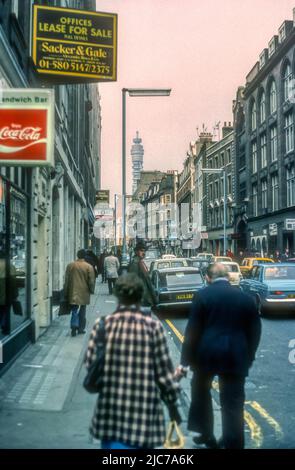 1976 Archivbild der Wardour Street in Soho, London, mit dem Postturm in der Ferne. Stockfoto