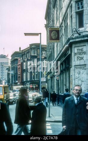 1976 Archivbild mit Blick nach Süden auf die Wardour Street in Soho, London, einschließlich des öffentlichen Hauses Intrepid Fox. Stockfoto