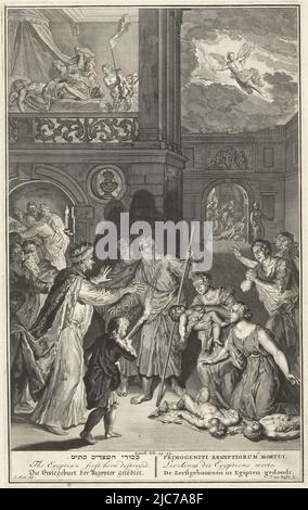 Gott bestraft die Ägypter, indem er alle ihre Erstgeborenen tötet. In jedem Haus gibt es ein totes Kind zu trauern. Auch Pharaos Sohn wird getötet. Oben rechts der Engel Gottes, der den Tod über Ägypten brachte. Illustration für das Alte Testament, Exod. 12:29-33. Unter der Abbildung ein Titel in Hebräisch, Englisch, Deutsch, Latein, Französisch und Niederländisch, Tod des Erstgeborenen in Ägypten der Erstgeborene in Egipto wurde getötet, Druckerei: J. van Buysen, (auf Objekt erwähnt), Zeichner: Gerard Hoet (I), (auf Objekt erwähnt), Amsterdam, (möglicherweise), c. 1711 - c. 1720, Papier, Radierung, Gravur, H 355 mm Stockfoto