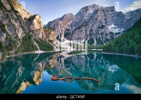 Pragser Wildsee in der Nähe der Dolomiten in Italien. Stockfoto