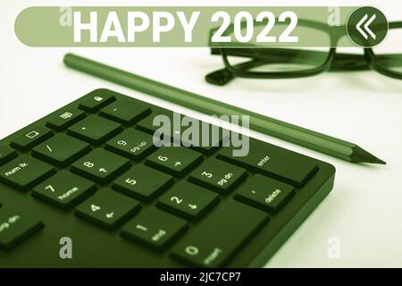 Inspiration zeigt Zeichen Happy 2022. Wort für Zeit oder Tag, an dem ein neues Kalenderjahr von jetzt an beginnt Computertastatur und Symbol.Informationsmedium Stockfoto