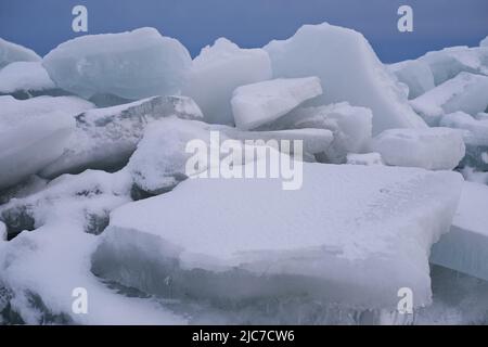 Die Eismassen, der Haufen der Eisfragmente auf der Ostsee, die Verdichtung der Eisdecke. Stockfoto