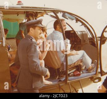 König Hussein von Jordanien pilotieren Einen Hubschrauber, 1974 Stockfoto