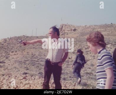 König Hussein Von Jordanien, Der In Der Wüste Schieß, 1974 Stockfoto