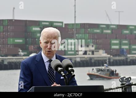 San Pedro, USA. 10.. Juni 2022. Präsident Joe Biden diskutiert die Bemühungen, die globalen Lieferketten zu straffen und den steigenden Preisen entgegenzuwirken, und beschreibt das Thema als ein weltweites Problem, das durch die russische Aggression in der Ukraine an Bord des Battleship Iowa Museums in San Pedro, Kalifornien, am Freitag, den 10. Juni 2022, angefacht wird. Biden verwies auf die „Preiserhöhung Putins“, weil sie die Energie- und Lebensmittelkosten in die Höhe trieb, was, wie er sagte, die überwiegende Mehrheit der Inflationsrate von 8,6 % im Mai im Vergleich zum gleichen Monat vor einem Jahr ausmachte. Foto von Jim Ruymen/UPI. Kredit: UPI/Alamy Live Nachrichten Stockfoto