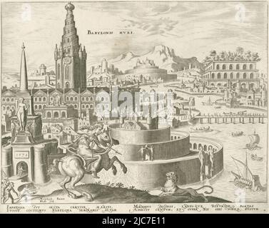 Die Mauern von Babylon, in Kreisen gebaut. Hinten links ein großes Gebäude mit Turm. Im Vordergrund Königin Semiramis als Amazonas zu Pferd. Bewaffnet mit Pfeil und Bogen kämpft sie gegen einen Löwen. Im Hintergrund die hängenden Gärten von Babylon: Ein botanisches und architektonisches Kunstwerk. Der Druck hat eine lateinische Beschriftung und ist Teil einer Serie über die acht Wunder der Welt, Wände von Babylon Babylonis Mvri die acht Wunder der Welt, Druckerei: Philips Galle, (auf Objekt erwähnt), Maarten van Heemskerck, (auf Objekt erwähnt), Hadrianus Junius, Druckerei: Antwerpen, Haarlem, Haarlem Stockfoto