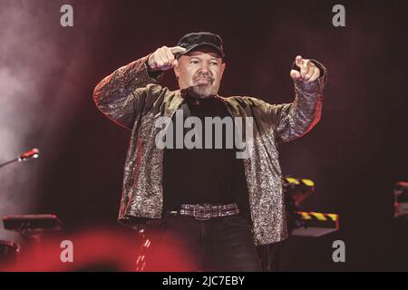 Vasco Rossi tritt während seiner „Vasco Non Stop Live“-Tour im Olimpico-Stadion in Rom auf der Bühne auf. Stockfoto