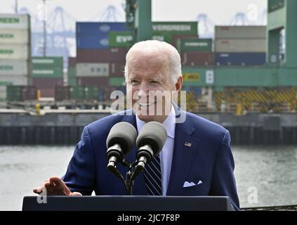 San Pedro, USA. 10.. Juni 2022. Präsident Joe Biden diskutiert die Bemühungen, die globalen Lieferketten zu straffen und den steigenden Preisen entgegenzuwirken, und beschreibt das Thema als ein weltweites Problem, das durch die russische Aggression in der Ukraine an Bord des Battleship Iowa Museums in San Pedro, Kalifornien, am Freitag, den 10. Juni 2022, angefacht wird. Biden verwies auf die „Preiserhöhung Putins“, weil sie die Energie- und Lebensmittelkosten in die Höhe trieb, was, wie er sagte, die überwiegende Mehrheit der Inflationsrate von 8,6 % im Mai im Vergleich zum gleichen Monat vor einem Jahr ausmachte. Foto von Jim Ruymen/UPI. Kredit: UPI/Alamy Live Nachrichten Stockfoto