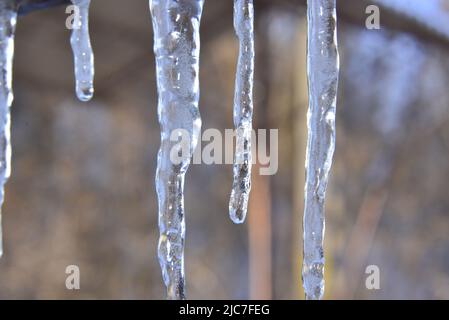 Wasser Stalaktiten im extrem kalten Winter Stockfoto