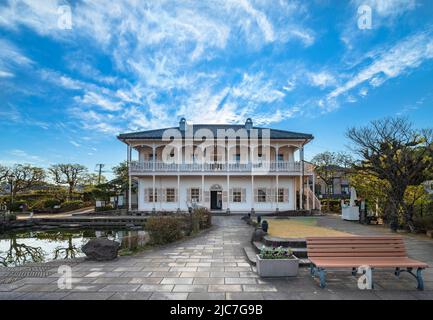 nagasaki, kyushu - dezember 13 2021: Frontfassade der residenz im britisch-georgischen Architekturstil, die auf dem Hügel Minamiyamate für schottische Mercha gebaut wurde Stockfoto