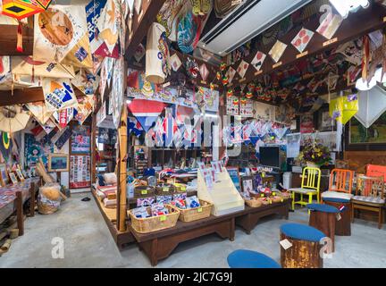 nagasaki, kyushu - dezember 14 2021: Japanisches Interieur des Ogawa Hataten-Ladens, dekoriert mit traditionellen handgefertigten Hata-Drachen an Wänden und Decke Stockfoto