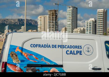 CALPE, SPANIEN - 26. JANUAR 2022: Blick vom Fischereihafen der Mittelmeerstadt Calpe, Provinz Alicante, Bundesland Valencia, Spanien Stockfoto