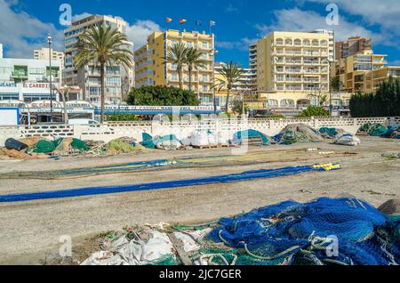 CALPE, SPANIEN - 26. JANUAR 2022: Blick vom Fischereihafen der Mittelmeerstadt Calpe, Provinz Alicante, Bundesland Valencia, Spanien Stockfoto