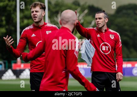PONTYCLUN, WALES - 10. JUNI 2022: Der walisische Joe Rodon und der walisische Gareth Bale während einer Trainingseinheit im Vale Resort vor der League A 2022 Nations League gegen Belgien am 11.. Juni 2022 im Cardiff City Stadium. (Bild von John Smith/FAW) Stockfoto