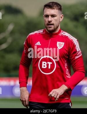 PONTYCLUN, WALES - 10. JUNI 2022: Wales' Aaron Ramsey während einer Trainingseinheit im Vale Resort vor der League A 2022 Nations League gegen Belgien am 11.. Juni 2022 im Cardiff City Stadium. (Bild von John Smith/FAW) Stockfoto