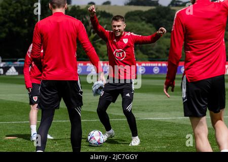 PONTYCLUN, WALES - 10. JUNI 2022: Wales' Aaron Ramsey während einer Trainingseinheit im Vale Resort vor der League A 2022 Nations League gegen Belgien am 11.. Juni 2022 im Cardiff City Stadium. (Bild von John Smith/FAW) Stockfoto