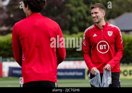 PONTYCLUN, WALES - 10. JUNI 2022: Chris Mepham von Wales und Neco Williams von Wales während einer Trainingseinheit im Vale Resort vor der League A 2022 Nations League gegen Belgien am 11.. Juni 2022 im Cardiff City Stadium. (Bild von John Smith/FAW) Stockfoto