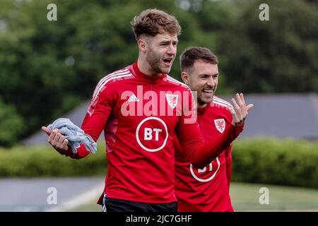 PONTYCLUN, WALES - 10. JUNI 2022: Joe Rodon von Wales und Aaron Ramsey von Wales während einer Trainingseinheit im Vale Resort vor der League A 2022 Nations League gegen Belgien am 11.. Juni 2022 im Cardiff City Stadium. (Bild von John Smith/FAW) Stockfoto