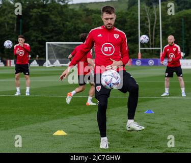 PONTYCLUN, WALES - 10. JUNI 2022: Wales' Aaron Ramsey während einer Trainingseinheit im Vale Resort vor der League A 2022 Nations League gegen Belgien am 11.. Juni 2022 im Cardiff City Stadium. (Bild von John Smith/FAW) Stockfoto