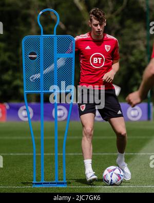 PONTYCLUN, WALES - 10. JUNI 2022: Waliser Oli Denham während einer Trainingseinheit im Vale Resort vor der League A 2022 Nations League gegen Belgien am 11.. Juni 2022 im Cardiff City Stadium. (Bild von John Smith/FAW) Stockfoto