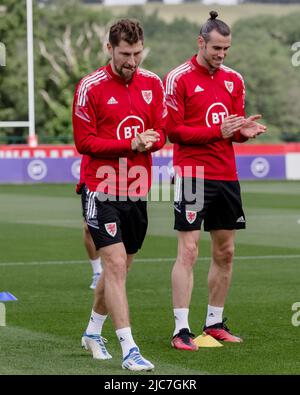 PONTYCLUN, WALES - 10. JUNI 2022: Der walisische Ben Davies und der walisische Gareth Bale während einer Trainingseinheit im Vale Resort vor der League A 2022 Nations League gegen Belgien am 11.. Juni 2022 im Cardiff City Stadium. (Bild von John Smith/FAW) Stockfoto