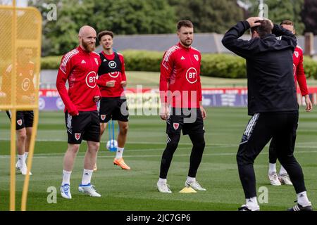 PONTYCLUN, WALES - 10. JUNI 2022: Wales' Jonny Williams , Wales' Ethan Ampadu und Wales' Aaron Ramsey während einer Trainingseinheit im Vale Resort vor der League A 2022 Nations League-Aufnahme gegen Belgien am 11.. Juni 2022 im Cardiff City Stadium. (Bild von John Smith/FAW) Stockfoto