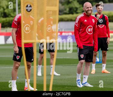 PONTYCLUN, WALES - 10. JUNI 2022: Der walisische Jonny Williams und der walisische Aaron Ramsey während einer Trainingseinheit im Vale Resort vor der League A 2022 Nations League gegen Belgien am 11.. Juni 2022 im Cardiff City Stadium. (Bild von John Smith/FAW) Stockfoto